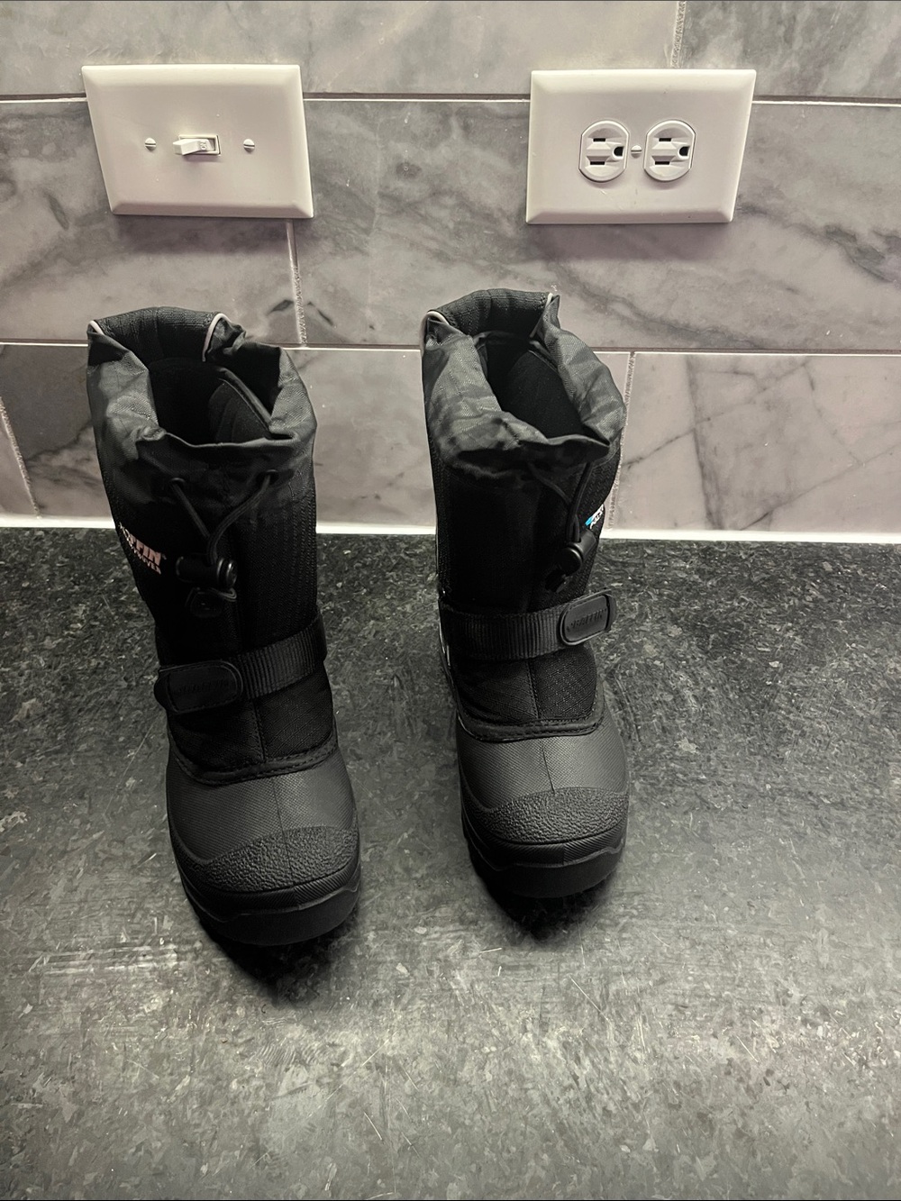 NWOT Boys  Baffin Snow Boots
